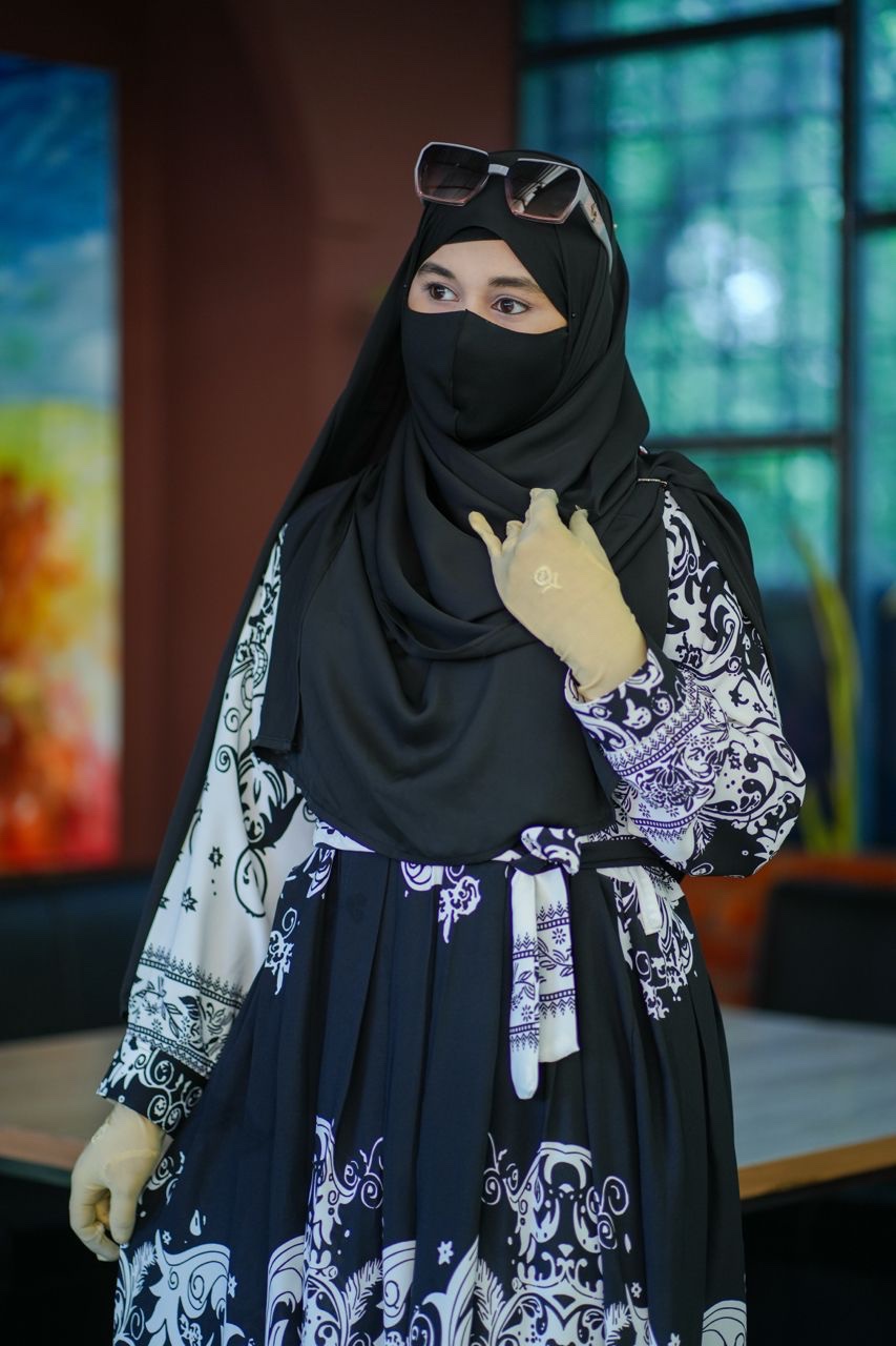 Gown 002 - Image 4